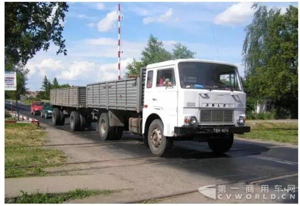 三面自卸车2.jpg