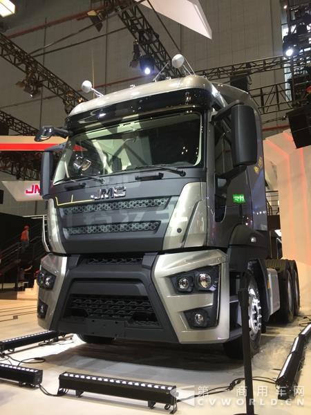 搭载福特技术重型发动机,江铃推出的第一款新车——6×4牵引车.jpg 搭载福特技术重型发动机,江铃推出的第一款新车——6×4牵引车.jpg