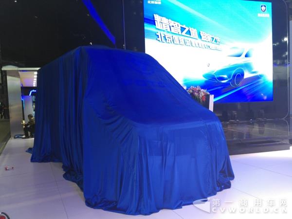 福田图雅诺房车被盖上蓝布.jpg 福田图雅诺房车被盖上蓝布.jpg