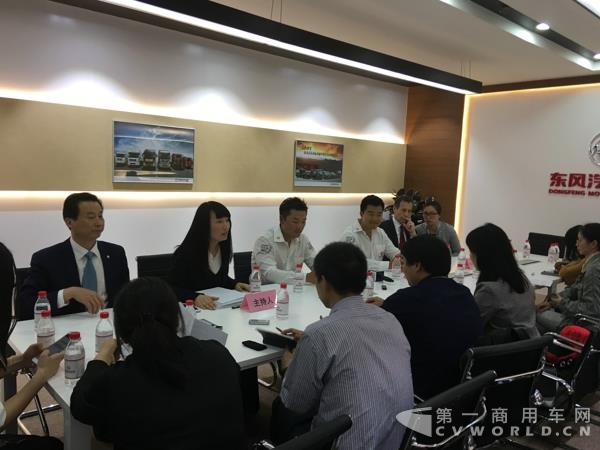 媒体对中国船员进行采访.jpg