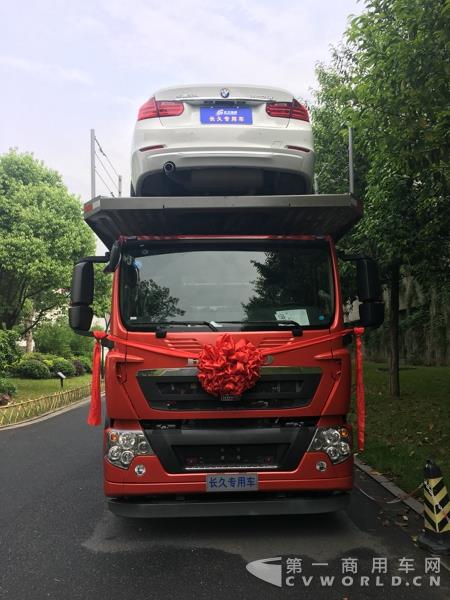 现场展示的长久中置轴轿运车新车，采用中国重汽T5G 310卡车底盘改装而成，采用空气悬架2.jpg