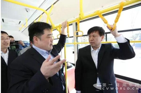 宣化区区委副书记、区长 费再宏乘坐体验福田欧辉BJ6105混合动力新能源客车.jpg