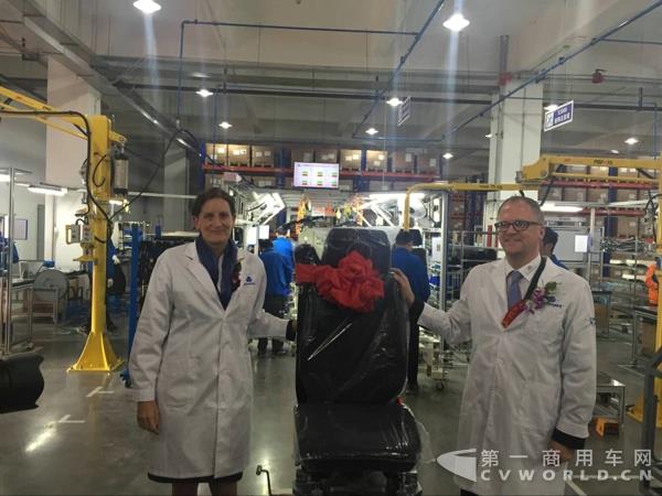 格拉默陕西工厂第一辆座椅下线.jpg