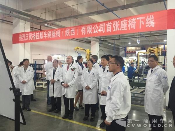 与会嘉宾参观工厂.jpg