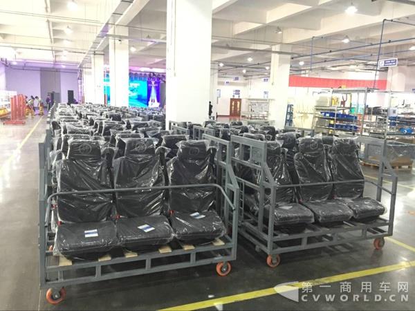 与会嘉宾参观工厂3.jpg