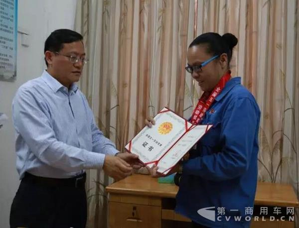 玉林市市长苏海棠（左一）为许燕妮颁发奖章和证书.jpg