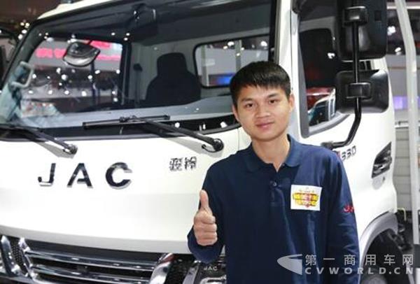 （“最美卡哥”吴焰  工作地点：湖南怀化  车型：骏铃轻卡.jpg