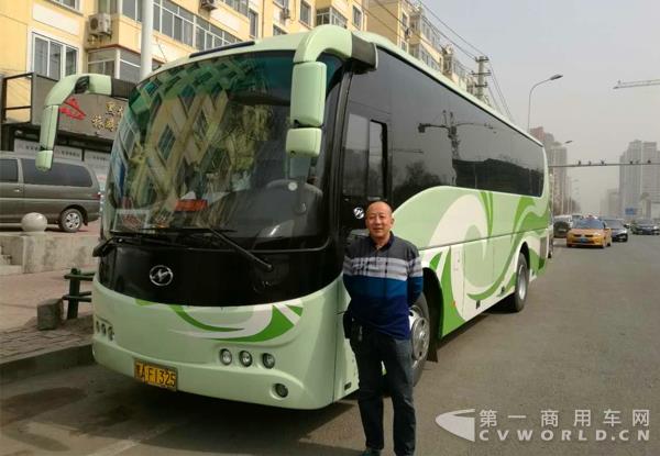 纪师傅与海格客车.jpg