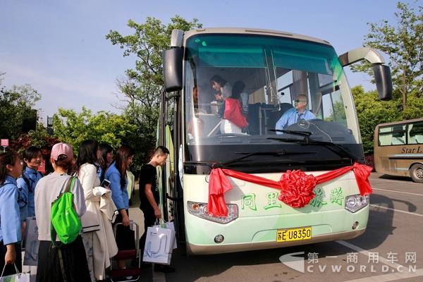 游客们登上海格客车.jpg