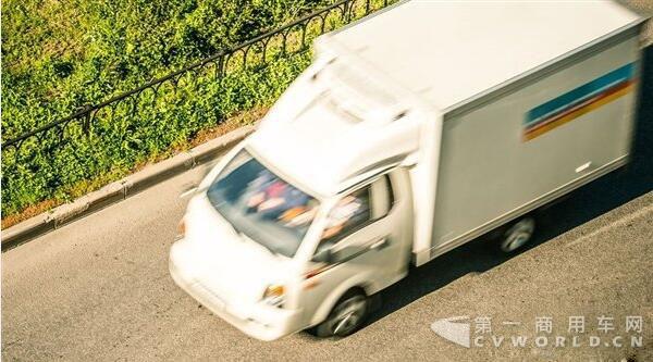 司机不够用 新加坡推出12辆无人驾驶货车.jpg
