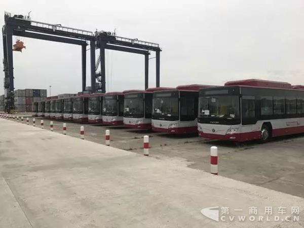 福田欧辉清洁能源公交车停放在仰光港.jpg