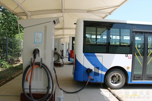 正在充电中的中通纯电动客车.jpg