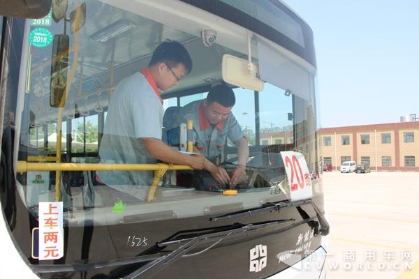 中通服务人员仔细排查操控台线路.jpg