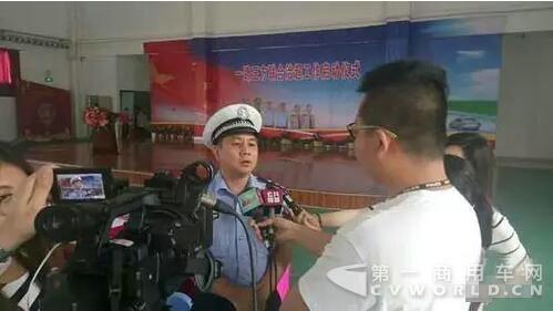 西部高速交警大队副大队长张良介绍执法情况.jpg