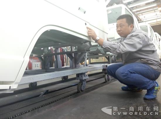 王伟工作照（孙焕庆摄）.jpg