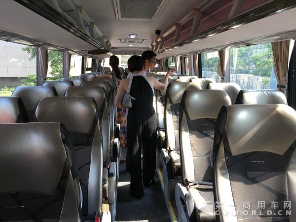 XMQ6127BYD5C公路客车2.jpg