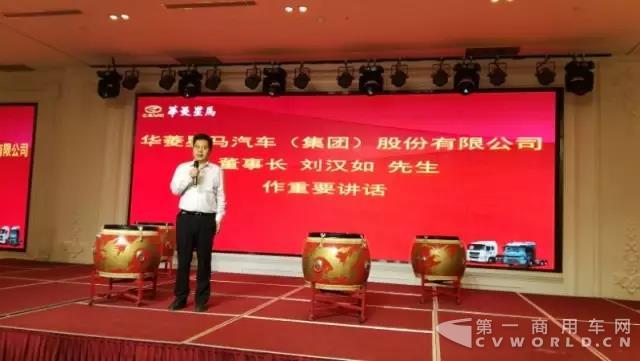 华菱星马董事长刘汉如与客户现场交流.jpg