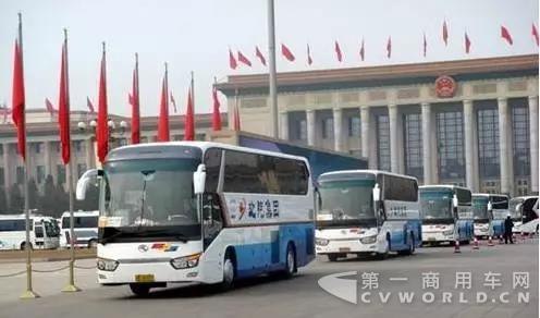 服务于两会的龙威客车.jpg