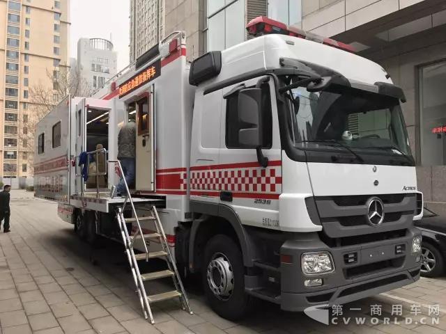 奔驰Actros 2536L底盘改装大型通信指挥车.jpg