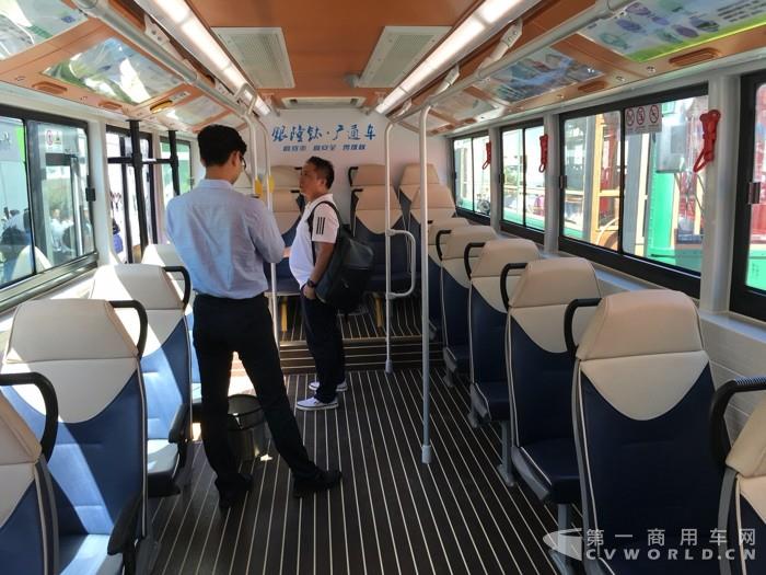 银隆10.2米纯电动广告车2.jpg