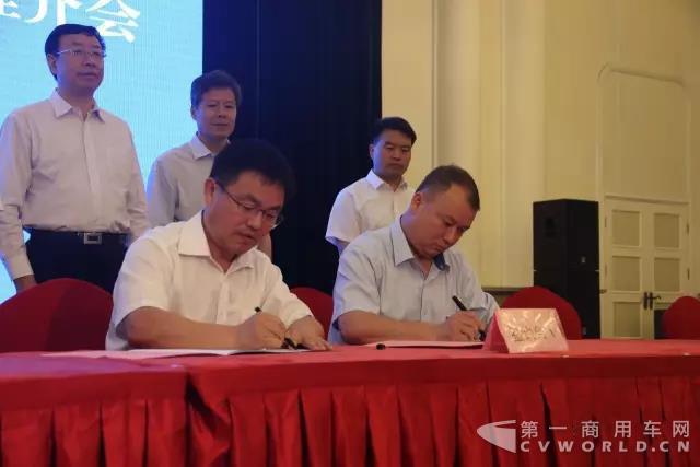 南京金龙闪耀丝博会 开沃汽车对接70国1.jpg