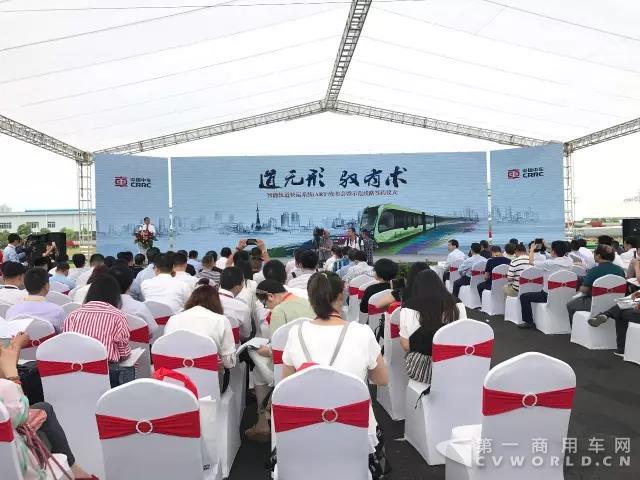 全球首列虚拟轨道列车诞生 或改变您的出行方式.jpg