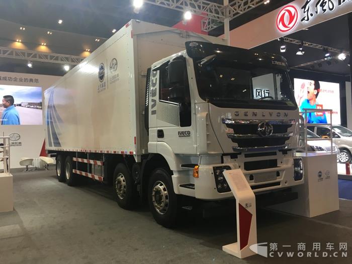 红岩杰狮C500飞翼车.jpg