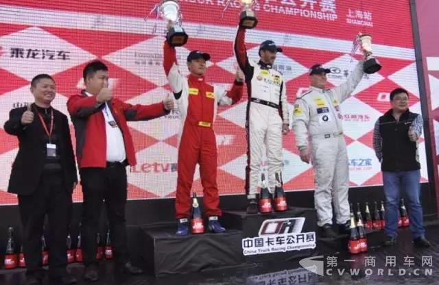 2016年联合卡车站上了卡赛国产组冠军、年度12升组冠军、总成绩亚军的领奖台.jpg