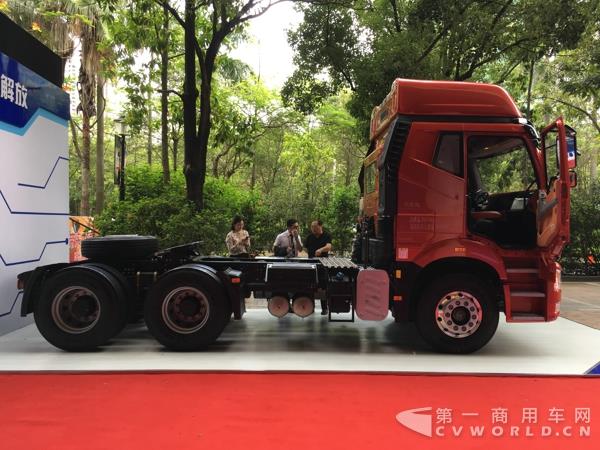 解放新J6 460马力牵引车5.jpg