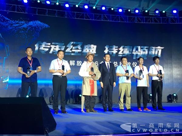 胡汉杰为六英雄颁奖.jpg