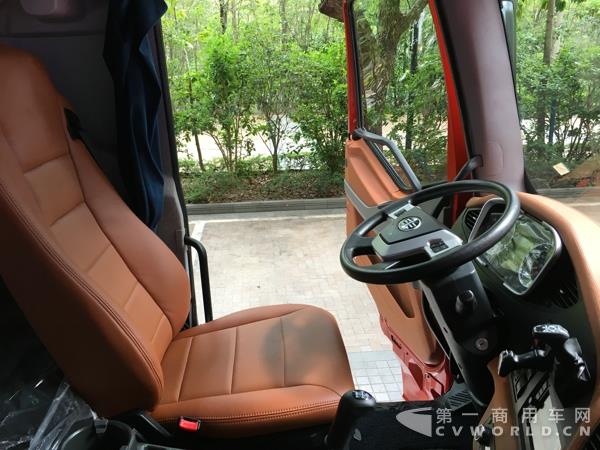 解放新J6 460马力牵引车12.jpg