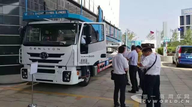 红岩中置轴轿运车圈粉2017整车物流发展大会.jpg