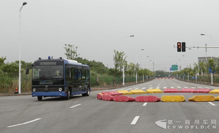 3 金旅无人驾驶客车通过模拟环岛.jpg