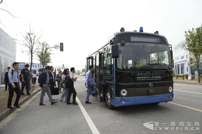 4 媒体记者试乘金旅无人驾驶客车.jpg