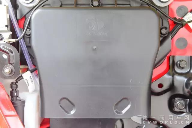红岩杰狮LNG牵引车2.jpg
