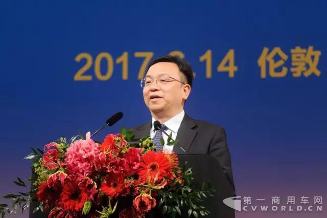 比亚迪董事长兼总裁王传福是本交流会上唯一发表演讲的企业领袖代表.jpg