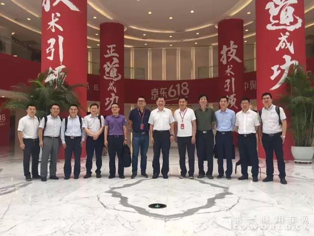 6•18全民年中购物节来了！东风携手京东，让你的包裹飞回家.jpg