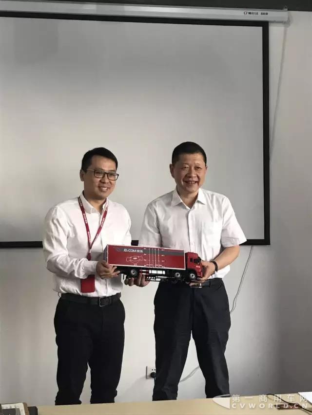 6•18全民年中购物节来了！东风携手京东，让你的包裹飞回家2.jpg