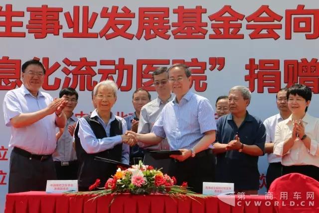 “情系丝绸青海 健康送向高原” 福田欧辉第四代专用医疗车成功交付2.jpg