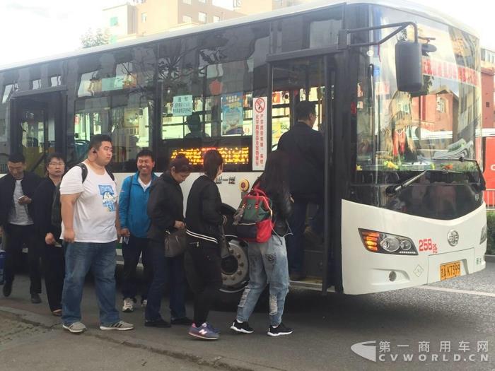 搭载康明斯B6.7G天然气发动机的新品客车在线路上运行 (1).jpg