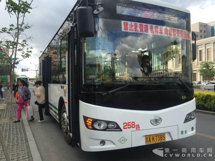 搭载康明斯B6.7G天然气发动机的新品客车在线路上运行 (2).jpg