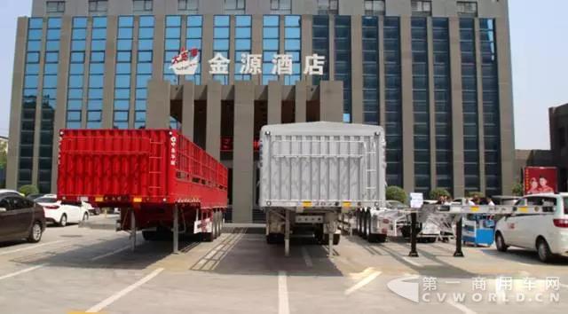 【新闻快报】中集华骏漯河品牌店开业庆典当天喜获订单316台.jpg