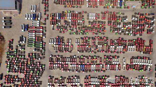 大国重器！中国重汽500辆重卡发往海外.jpg