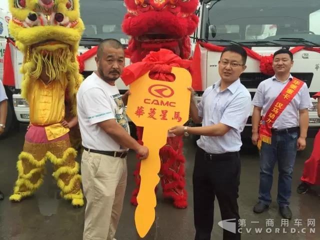 20台华菱星马搅拌车成功交付杭州明坚商品混凝土有限公司1.jpg