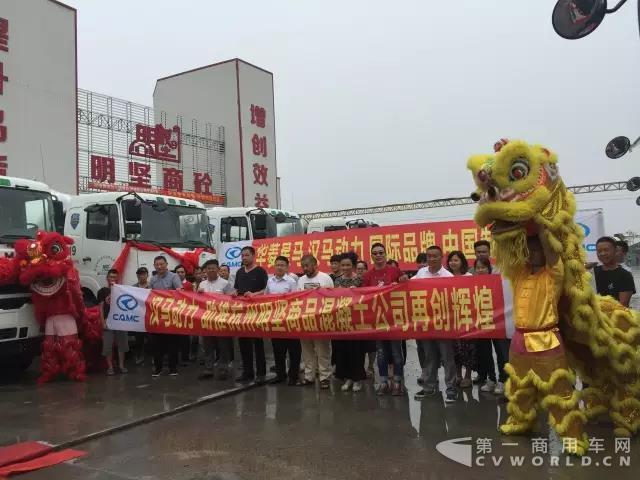 20台华菱星马搅拌车成功交付杭州明坚商品混凝土有限公司2.jpg