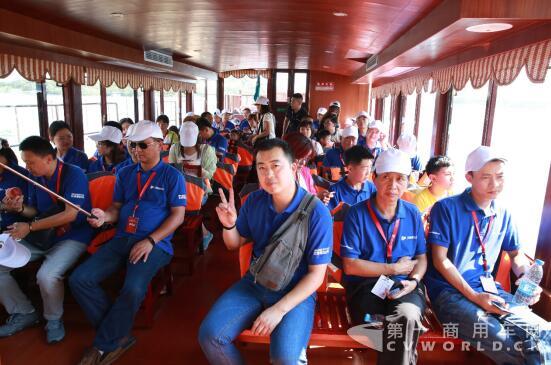 图雅诺车主乘船游览雁栖湖.jpg