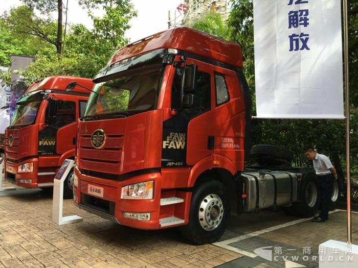 第一商用车网最新了解到，2017年6月，我国重卡市场共约销售各类车型9.5万辆，环比5月份（9.77万辆）仅下降3%，但相比去年同期的5.94万辆大幅增长60%。而且，9.5万辆，也同时造就了6月份重卡市场销量的历史新高，比2010年6月的9.38万辆还要高出一些。