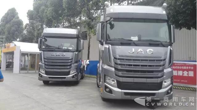 第一商用车网最新了解到，2017年6月，我国重卡市场共约销售各类车型9.5万辆，环比5月份（9.77万辆）仅下降3%，但相比去年同期的5.94万辆大幅增长60%。而且，9.5万辆，也同时造就了6月份重卡市场销量的历史新高，比2010年6月的9.38万辆还要高出一些。