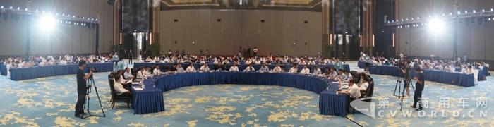 圆桌会议.jpg