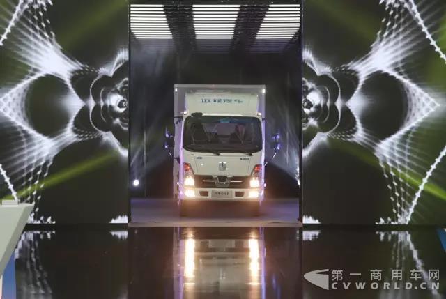 吉利四川商用车新工厂正式投产 填补南充新能源汽车制造空白5.jpg